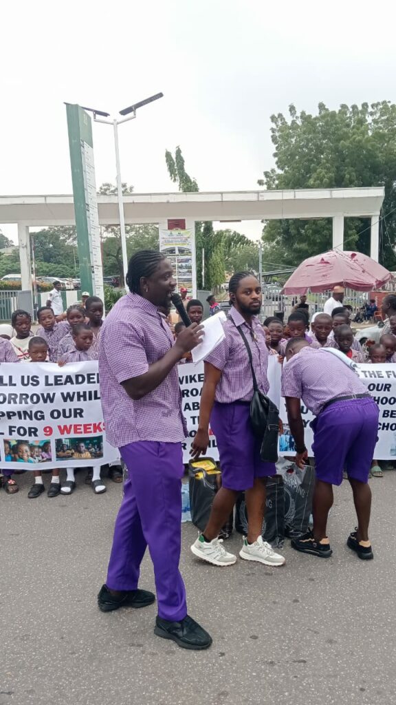 Teachers’ Strike: Verydarkman Takes Protest To Wike’s Doorstep, Teaches Kids.      By Showunmi titilope